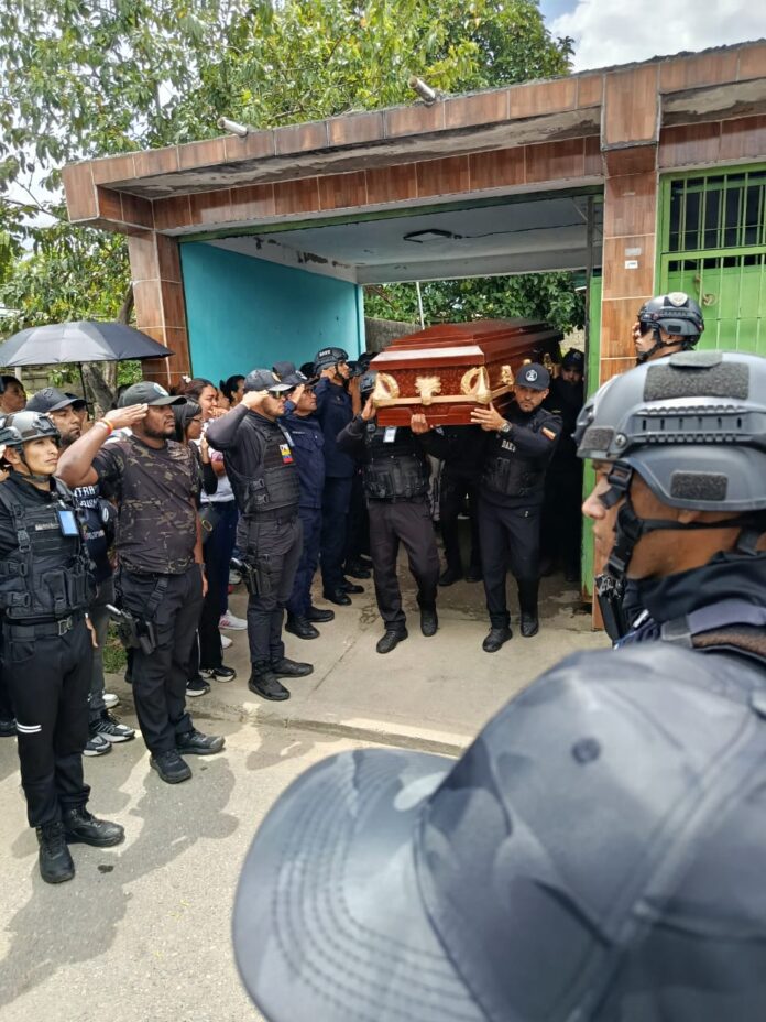 Fue despedido por familiares y compañeros de fila