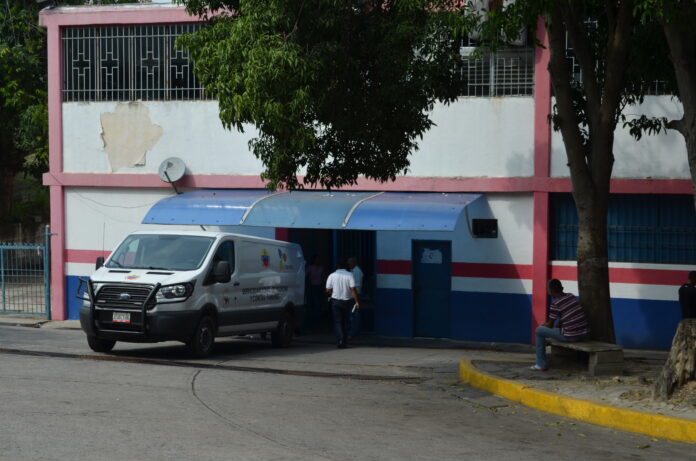Funcioarios policiales retiraron el cadáver de la víctima de la morgue del HC y lo trasladaron al SENAMECF