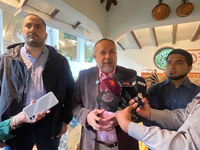 José Gregorio Rodríguez, presidente de Consecomercio, acompañado de Héctor Bastida (Fedecámaras Yaracuy) y Will Medina (Cámara de Comercio Yaracuy)