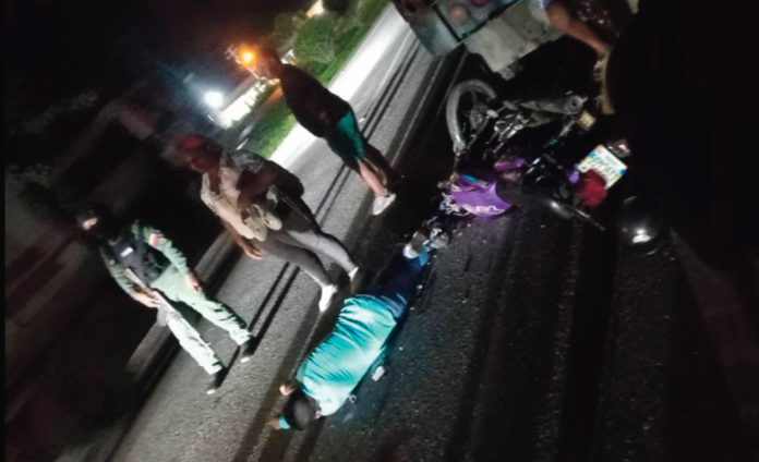 El sitio fue rodeado por curiosos y funcionarios de los organismos de seguridad que custodiaron la escena del suceso