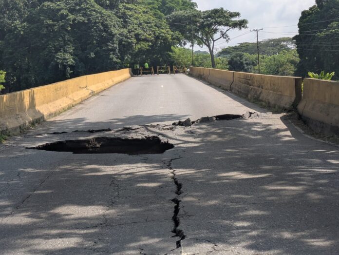 La falla generó un hundimiento y agrietamiento de la estructura