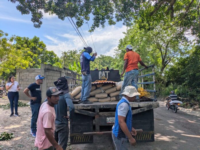 Les llevaron bloques, cementos, vigas, láminas de zinc, todo dependiendo del daño del inmueble.