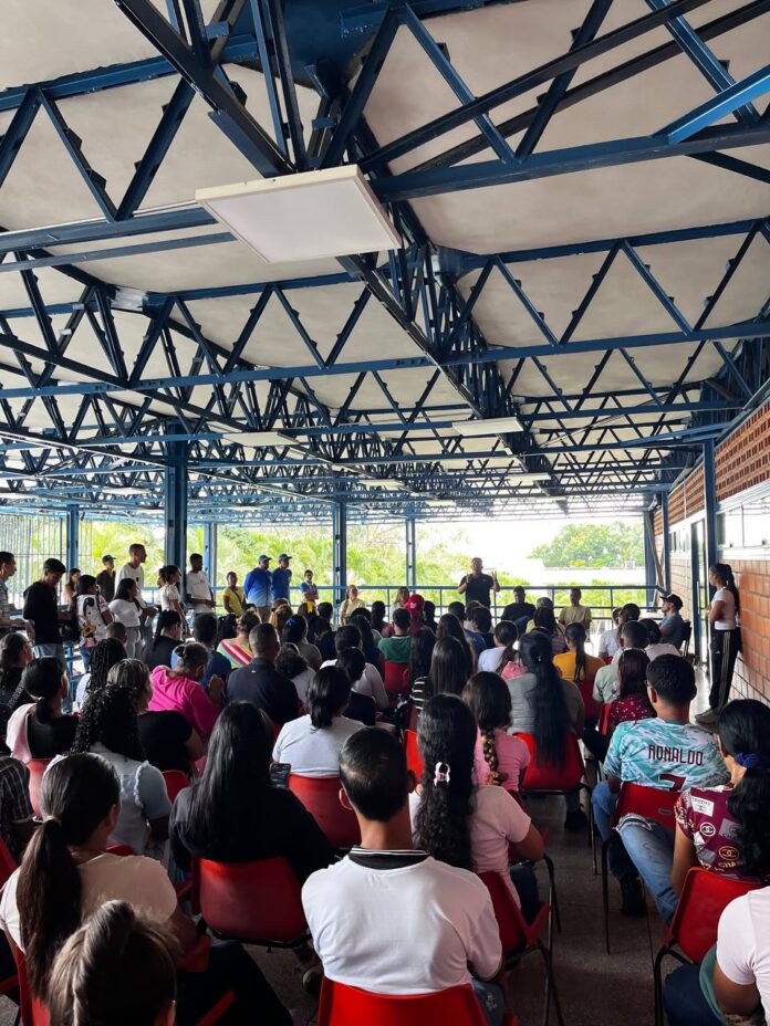 Respecto a las graduaciones, García dijo que están realizando una revisión institucional para anunciar próximamente la fecha oficial de los actos y que llegaron a acuerdos para el pago de los paquetes de grado.