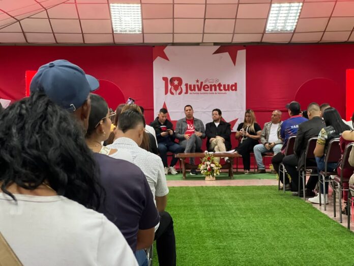 Durante la sesión, el alcalde José Alejandro Mujica destacó que estaban celebrando años de lucha, batalla y entrega de los jóvenes con la revolución bolivariana