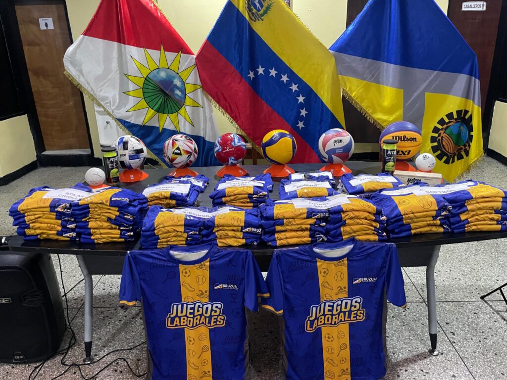Parte de los implementos y uniformes entregados a trabajadores de la Alcaldía