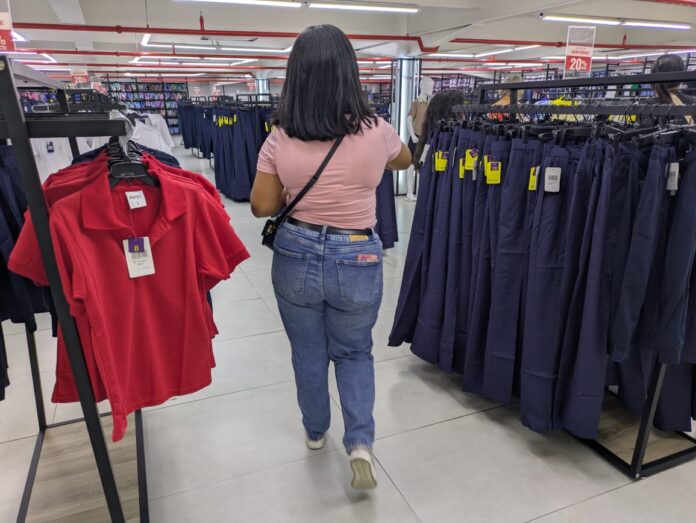 Y es que renovar pantalones, camisas, zapatos y las diferentes prendas escolares implica un recorrido por varios establecimientos para rendir el presupuesto