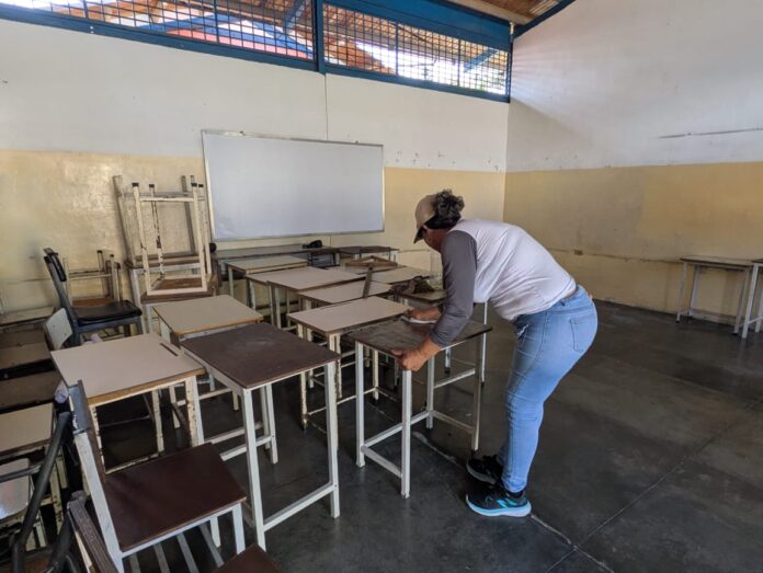 Obreros estuvieron aseando las escuelas