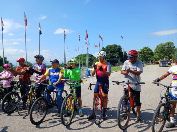 Los participantes se concentraron en la Plaza de Banderas y pedalearon hasta la Casa de la Cultura