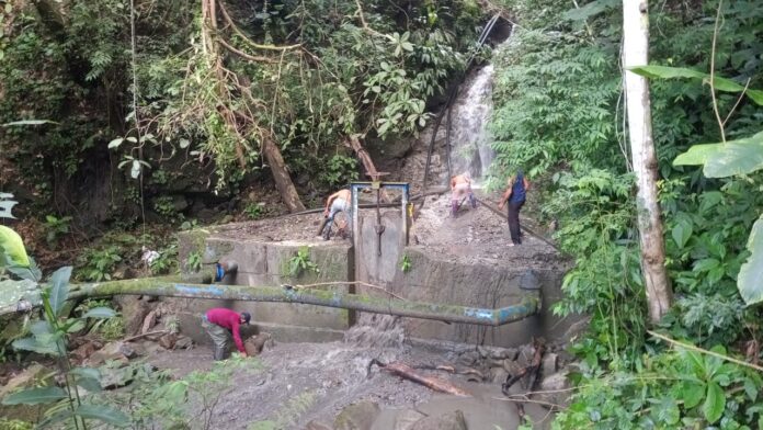 El personal de la hidrológica se mantiene desplegado realizando labores de mantenimiento y limpieza en la infraestructura hídrica.