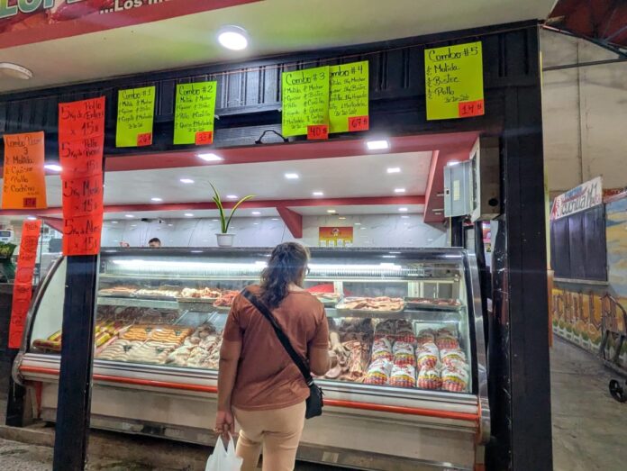 Compradores caminan diversos locales buscando opciones más baratas