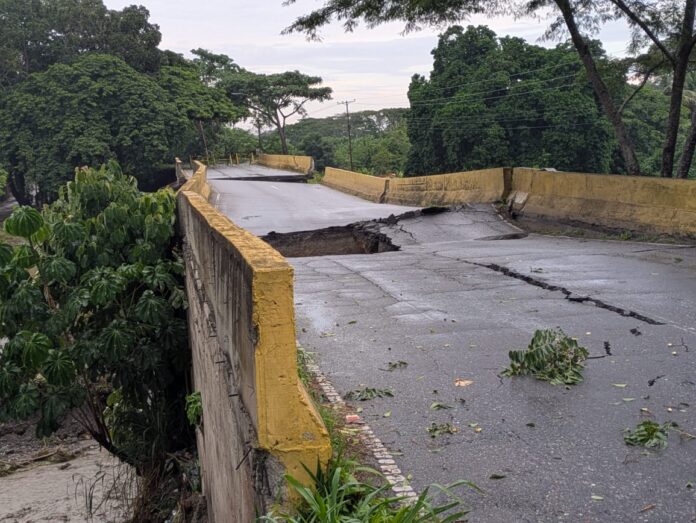 Vecinos piden acelerar las medidas de protección lo más pronto posible. Temen que el puente se desplome en cualquier momento.