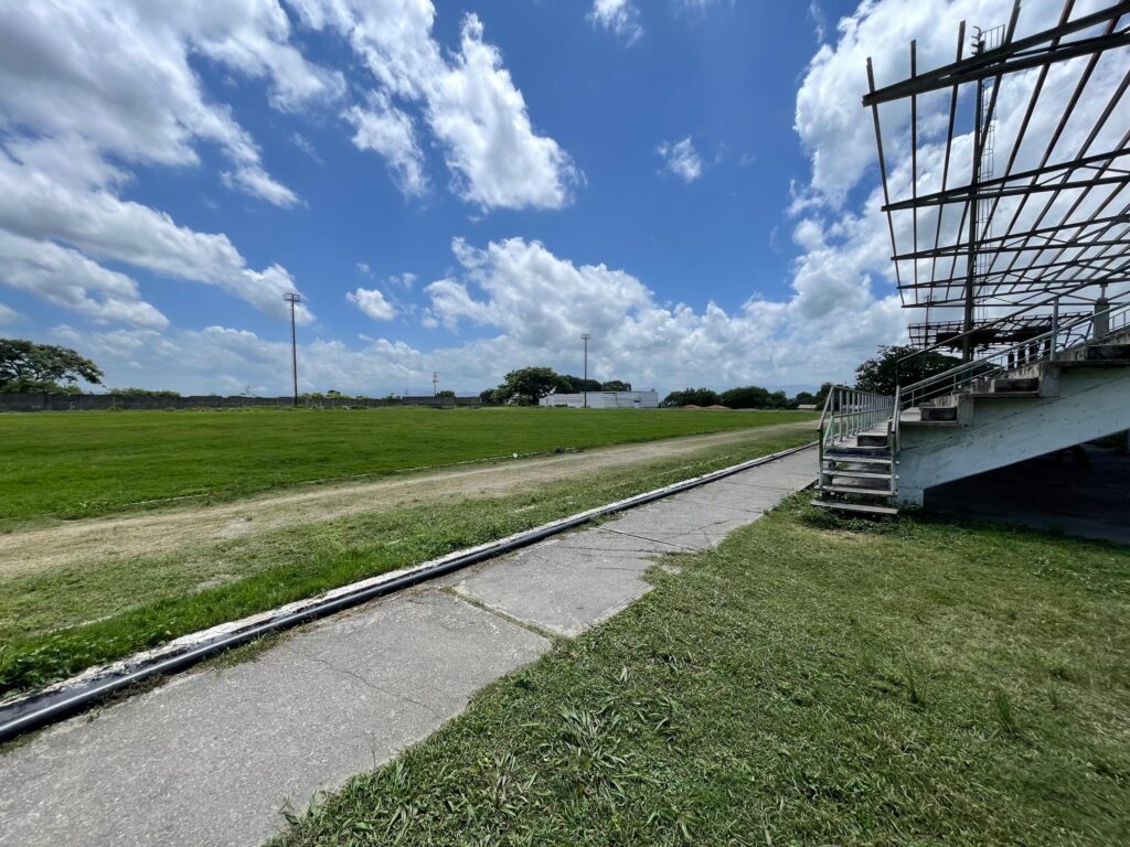 En el polideportivo de San Antonio ya se colocaron 7.000 metros cuadrados de grama
