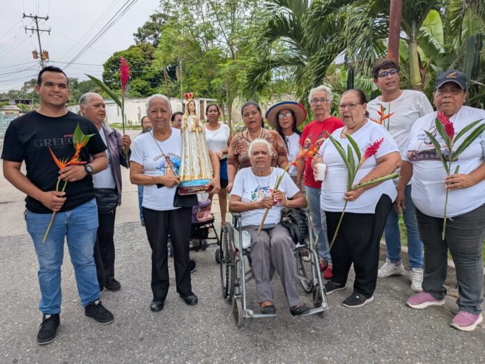 Los diferentes creyentes que hacen vida en la parroquia han estado durante todos estos días realizando actividades especiales para honrar a la Virgen: misas, oraciones y recorridos por diferentes sectores.