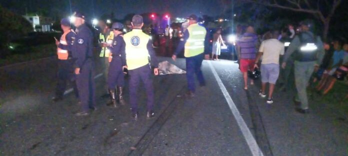 El sitio del suceso se llenó de curiosos, funcionarios policiales, militares y socorristas