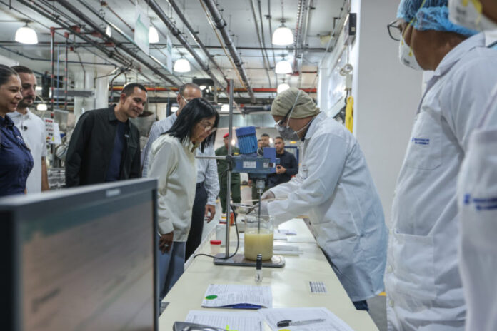 La presidenta encargada realizó un recorrido por la planta industrial de la firma de cosméticos Valmy