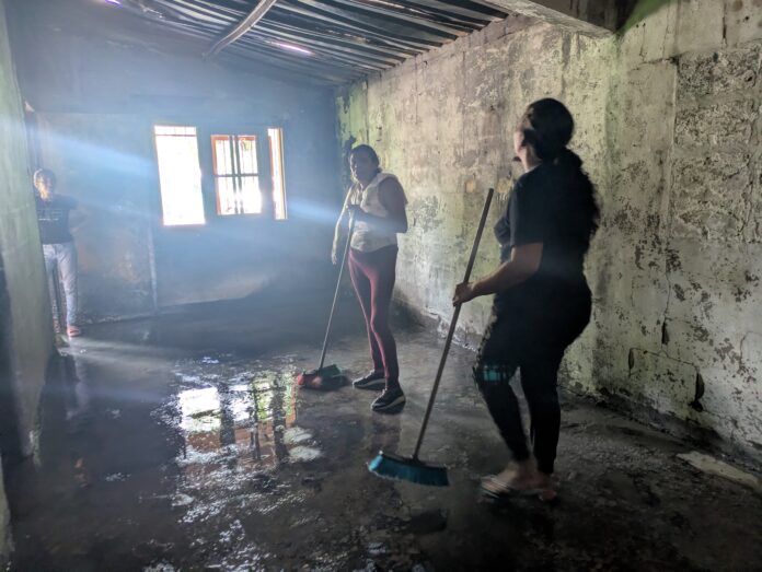 Vecinos se han unido para ayudar a limpiar la vivienda desde el momento de lo sucedido