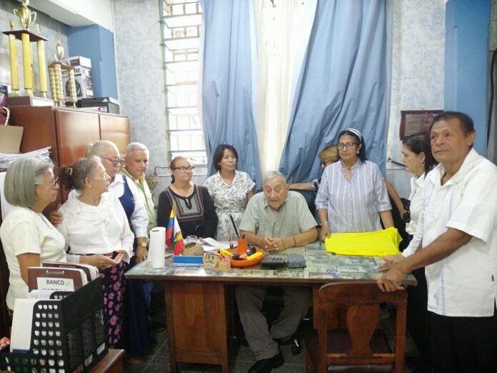 Durante la actividad, la directiva y los egresados intercambiaron anécdotas y recuerdos generados en ese pasar de 50 años.