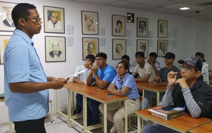 El evento estuvo a cargo de Antonio Rivero, cronista oficial de la casa de estudio