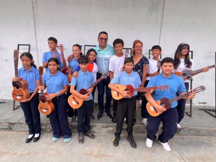Entregaron instrumentos musicales correspondientes al programa “Cuatro en Movimiento”