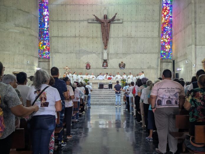 Durante la ceremonia religiosa, monseñor Delgado ofreció una homilía enfocada en la historia, trayectoria y los desafíos de la diócesis