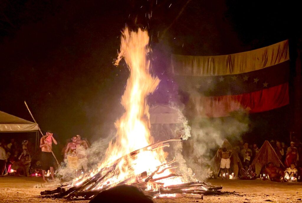 El fuego es el protagonista en el ritual