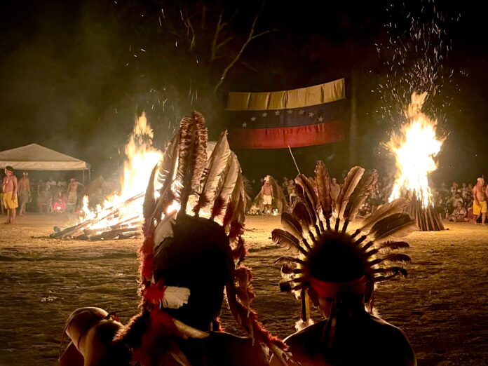 Pasadas las 11 de la noche, víspera al 12 de octubre, el fuego ya estaba encendido