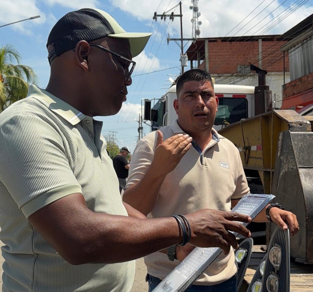 Recibieron varias lámparas para mejorar el alumbrado en la avenida principal y varios sectores de Yumare